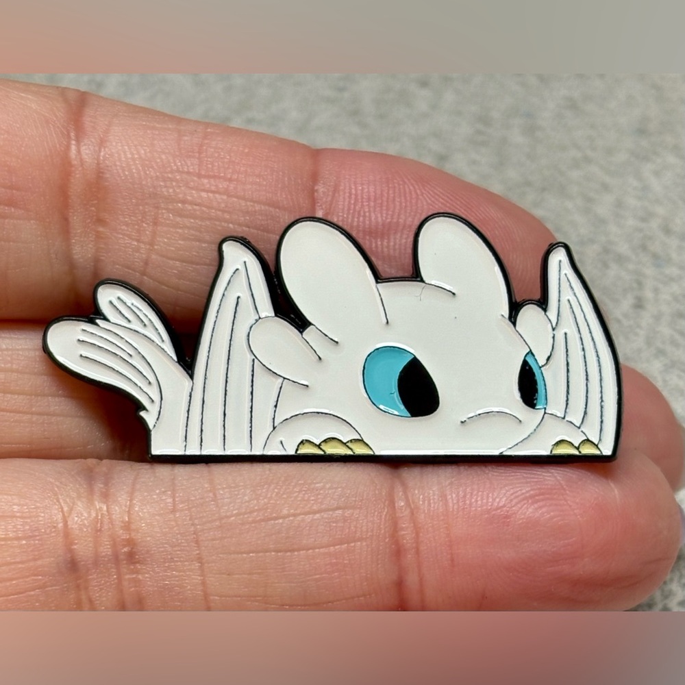 How to tame your dragon/white fury Dragon Enamel Pin